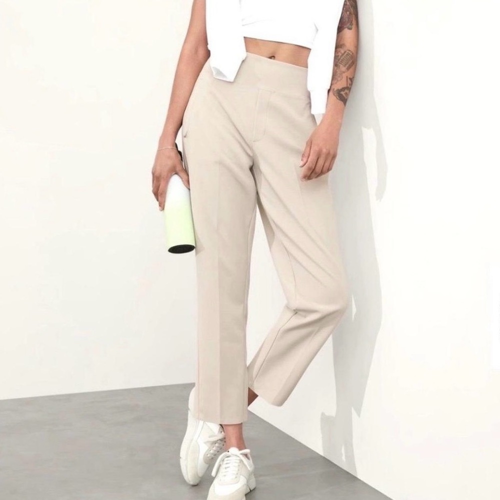 Athleta Woman’s Stretchy Size 8 Beige Dress Pants W/ Elastic Waist & Pockets